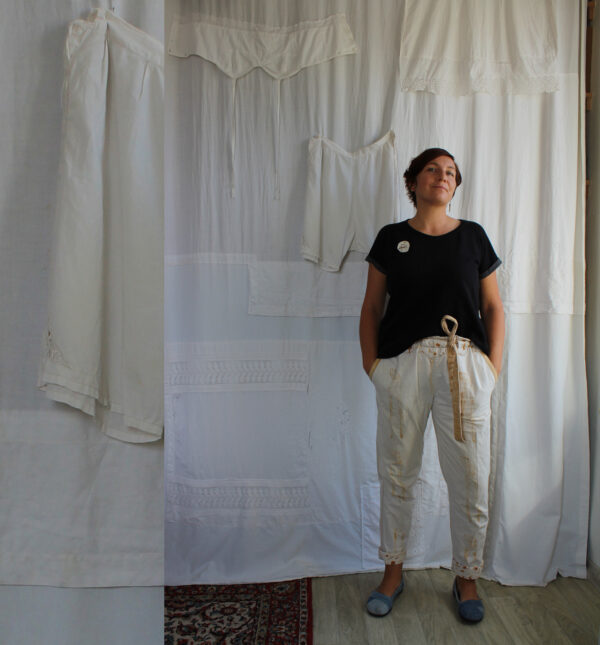 Oda dnevu - ali bolje - življenju v rabljenih oblačilih. Pokolon second hand trgovinam, izmenjevalnicam in drugim praksam kroženja tekstila.